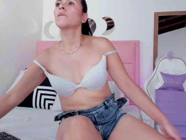 Model: EllaMoonn