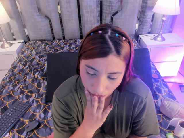 Milkyyboobss-69 webcam