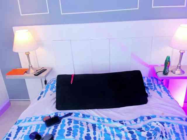 Milkyyboobss-69 webcam