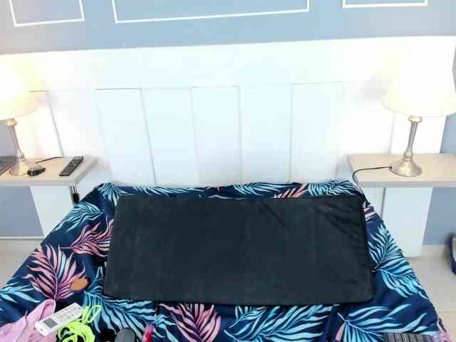 Milkyyboobss-69 webcam