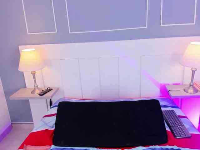 Milkyyboobss-69 webcam