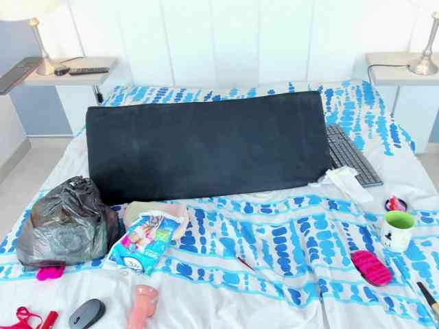Milkyyboobss-69 webcam