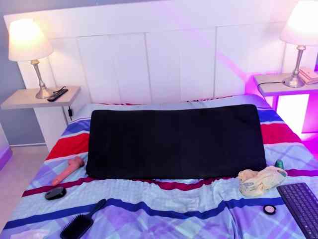 Milkyyboobss-69 webcam