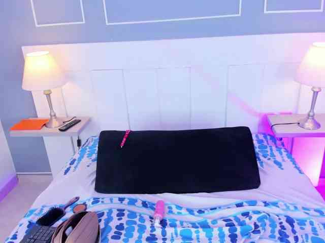 Milkyyboobss-69 webcam