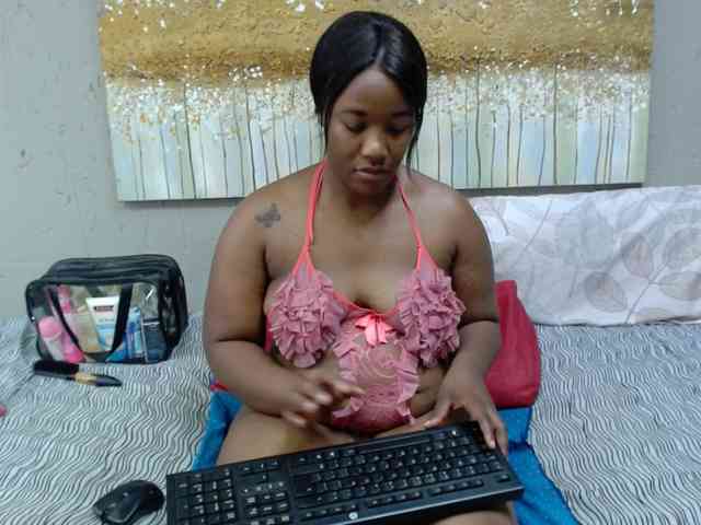 LadyAss33 webcam