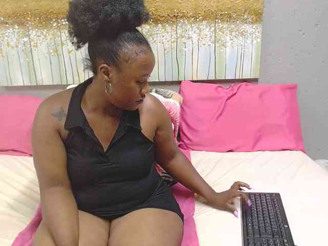 LadyAss33 webcam