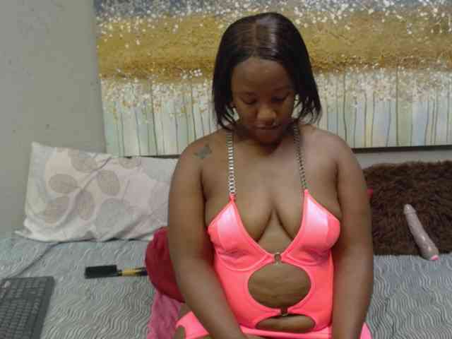 LadyAss33 webcam