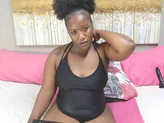 LadyAss33 webcam