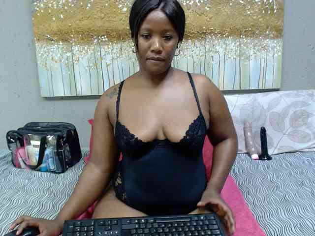 LadyAss33 webcam