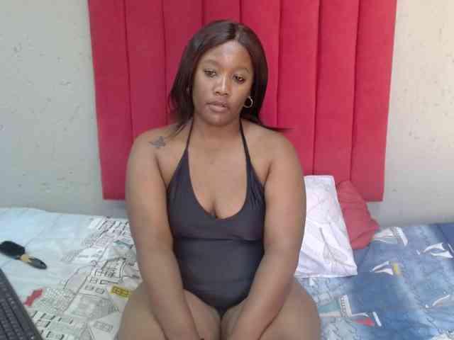 LadyAss33 webcam