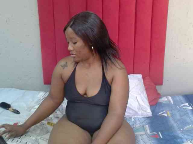 LadyAss33 webcam