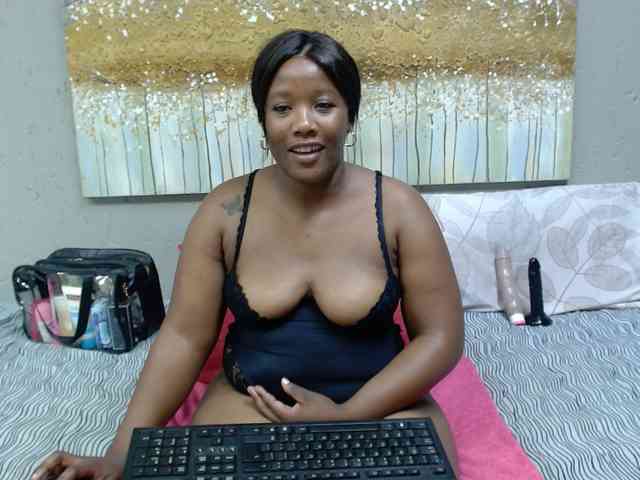 LadyAss33 webcam