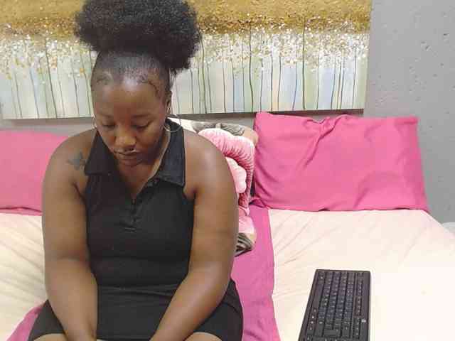 LadyAss33 webcam