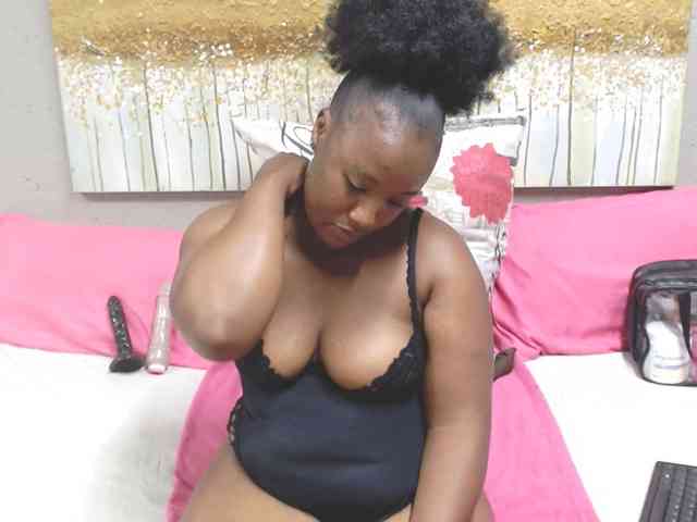 LadyAss33 webcam
