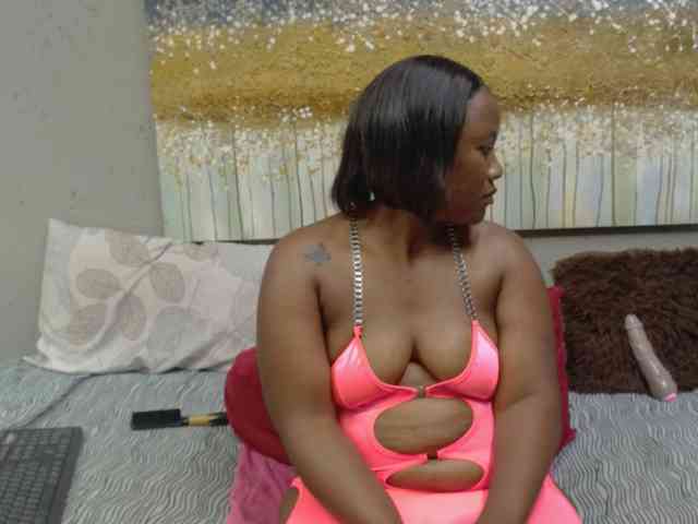 LadyAss33 webcam
