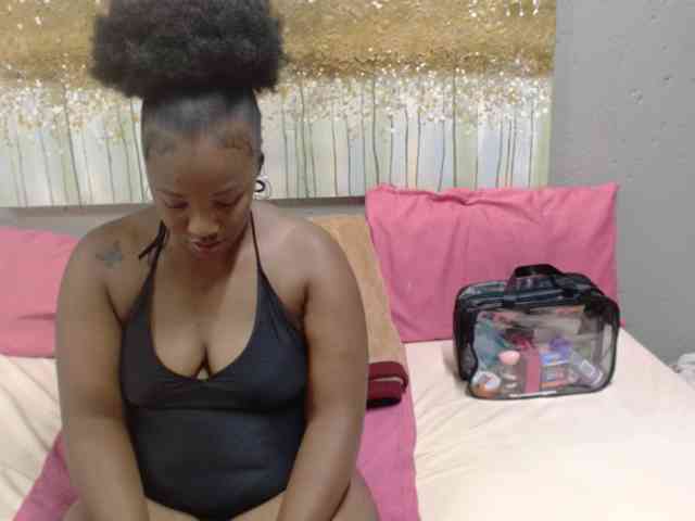 LadyAss33 webcam
