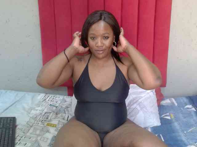 LadyAss33 webcam