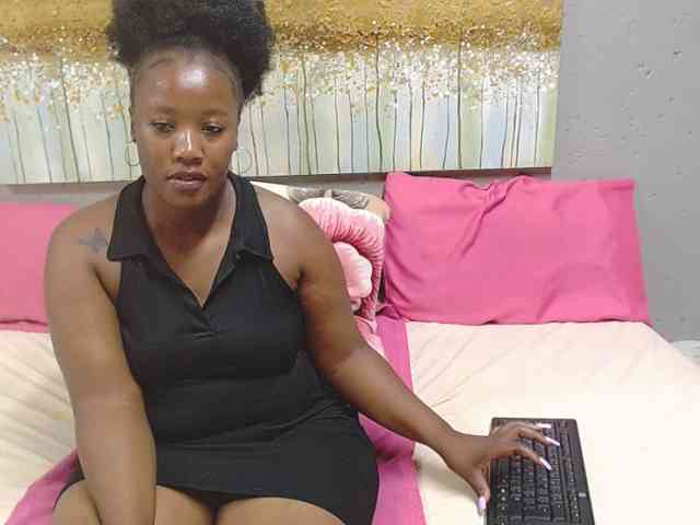 LadyAss33 webcam