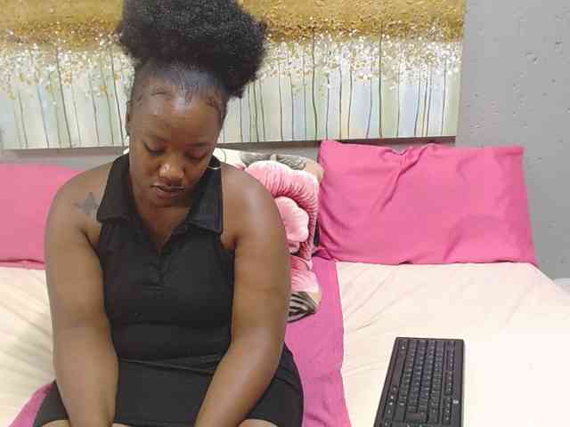 LadyAss33 webcam