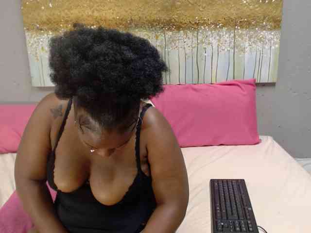 LadyAss33 webcam