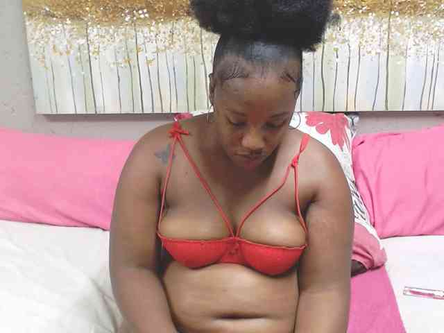 LadyAss33 webcam