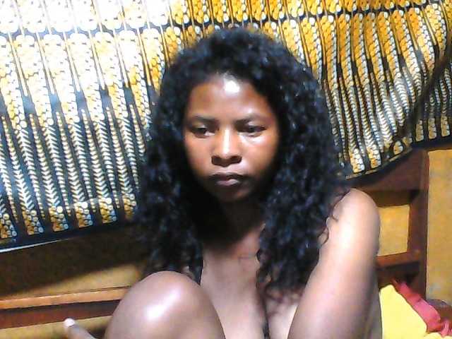 le modèle Luciafunnie est en webcam porno dans un show sur le site bongacams, il possède les tags suivants: Ebony,Brunette,Trimmed