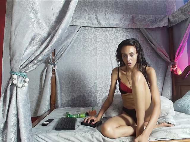 Entine live cam on BongaCams