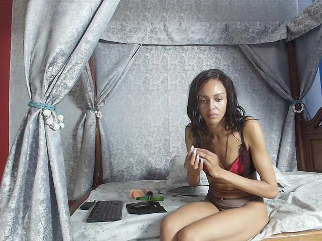Entine live cam on BongaCams