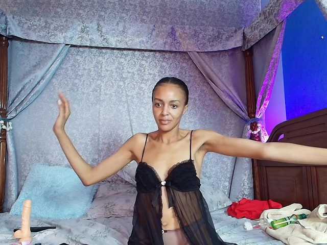 Entine live cam on BongaCams