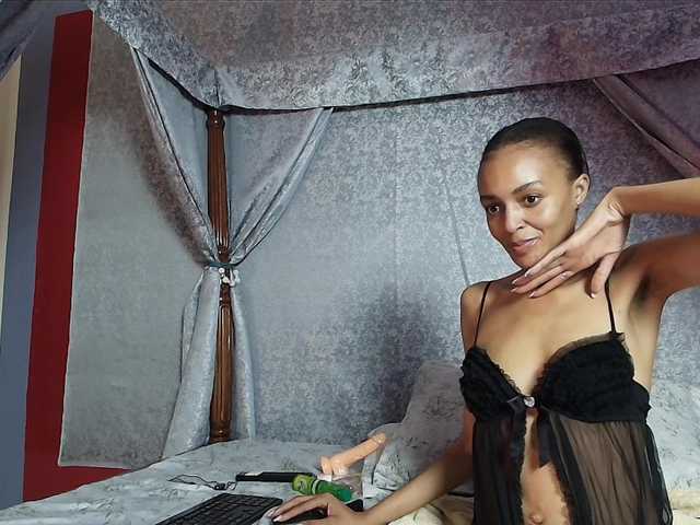 Entine live cam on BongaCams