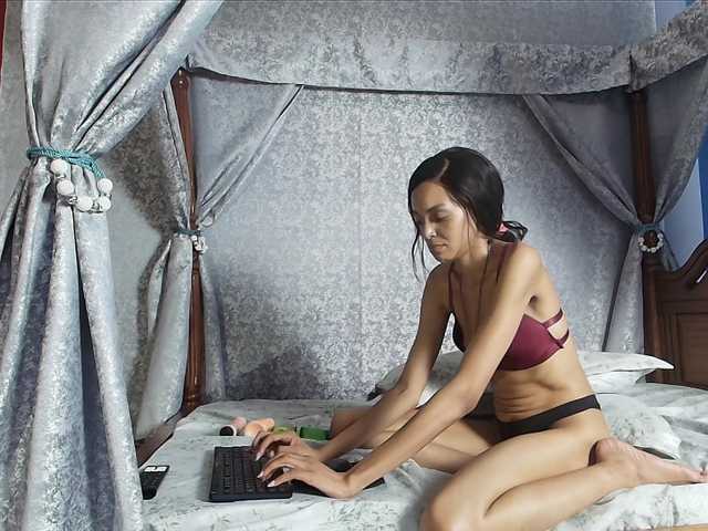 Entine live cam on BongaCams