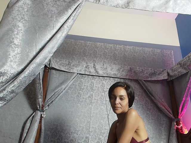Entine live cam on BongaCams