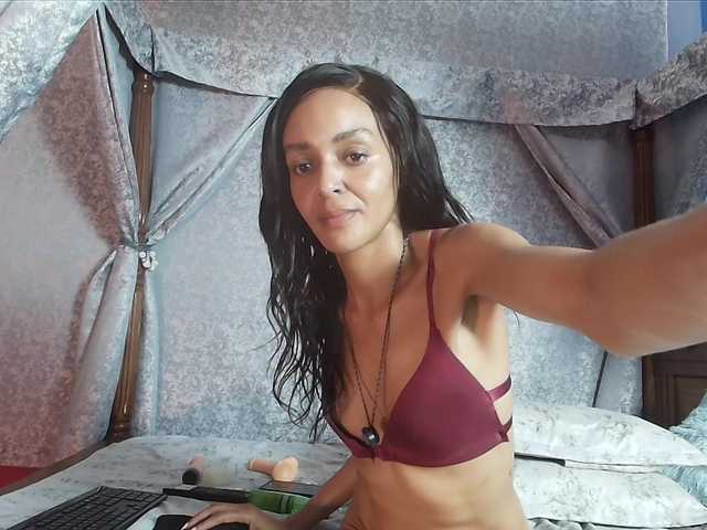 Entine live cam on BongaCams