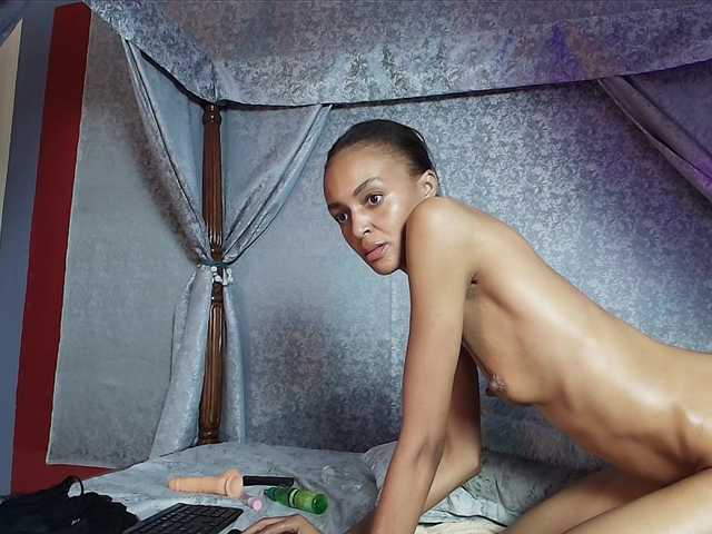 Entine live cam on BongaCams