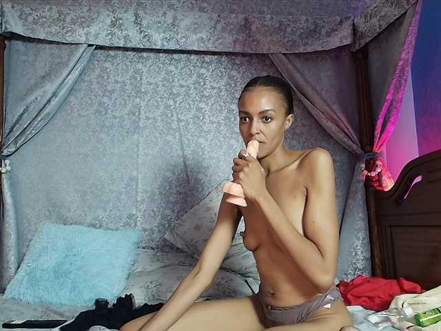 Entine live cam on BongaCams