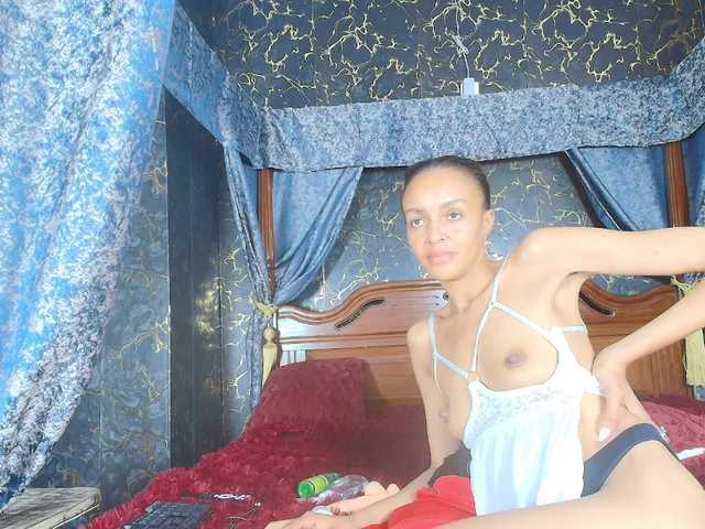 Entine live cam on BongaCams