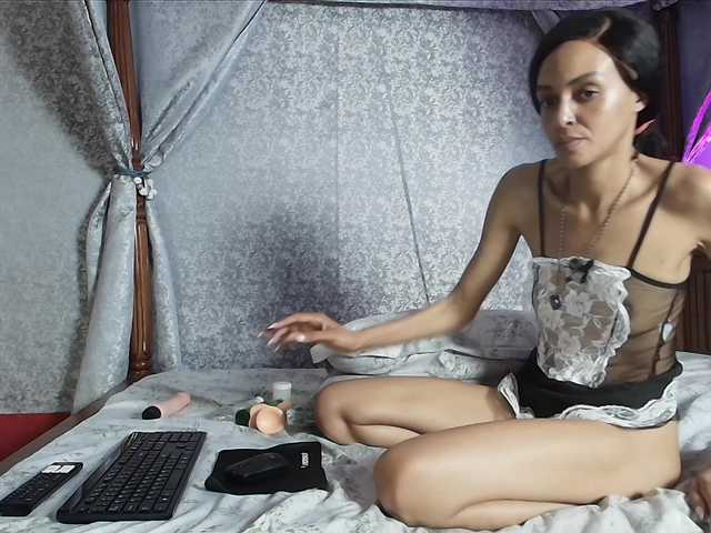 Entine live cam on BongaCams