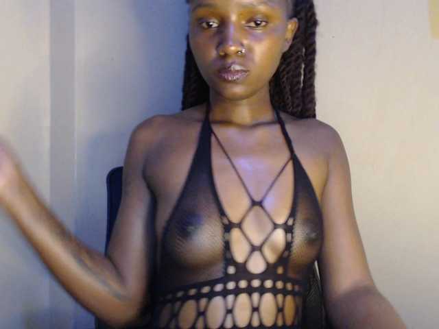 Lustelle webcam bongacams model stream image