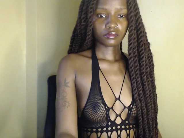 Lustelle live cam on BongaCams