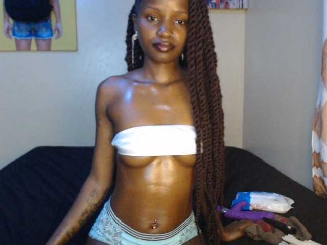 Lustelle live cam on BongaCams