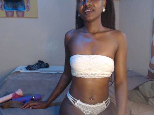 Lustelle live cam on BongaCams