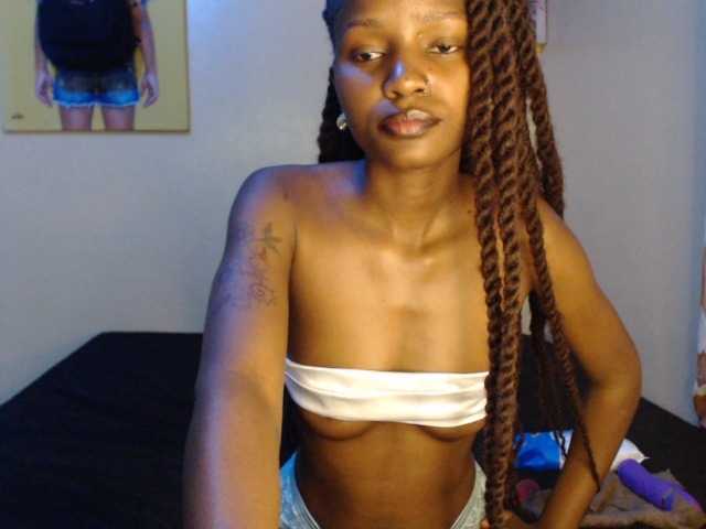 Lustelle live cam on BongaCams