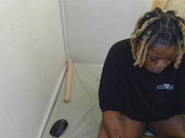 Prettylisah live cam on BongaCams