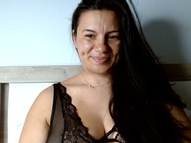 le modèle Almaalmy est en webcam porno dans un show sur le site bongacams, il possède les tags suivants: White/Caucasian,Brunette,Shaved