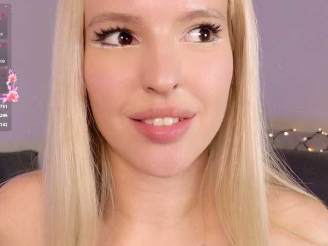 Rosyjune live cam on BongaCams