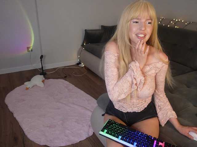 Rosyjune live cam on BongaCams