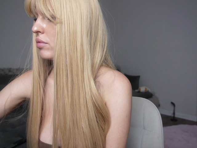 Rosyjune live cam on BongaCams