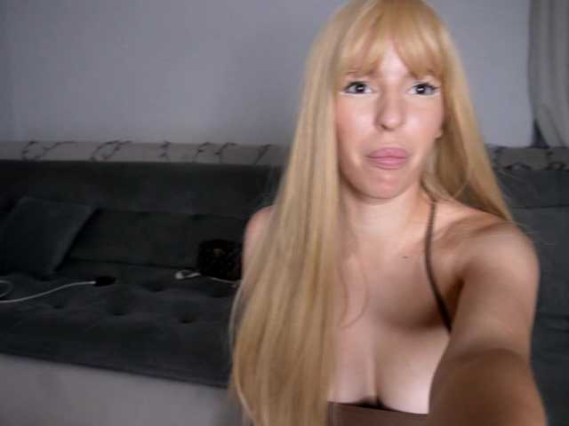 Rosyjune live cam on BongaCams