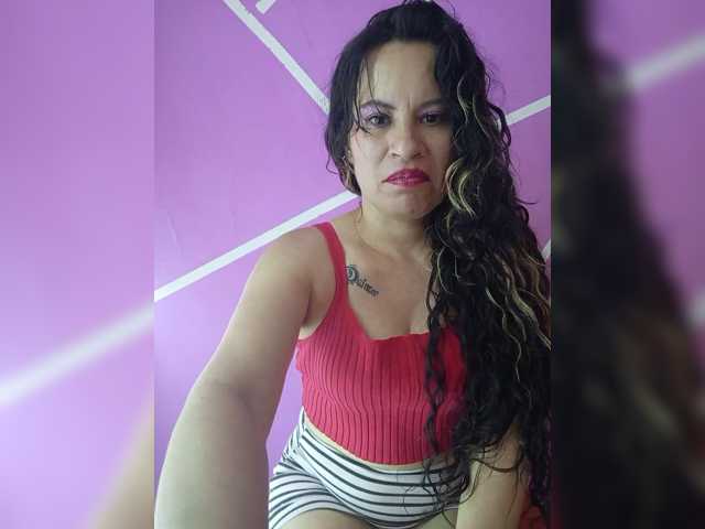 Rhaelya webcam bongacams model stream image