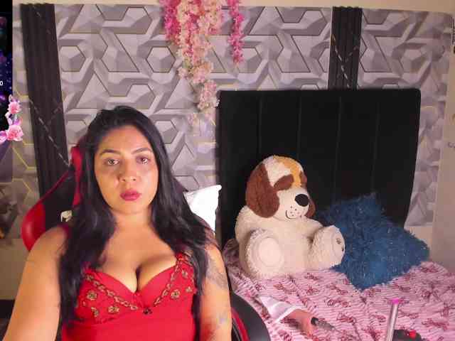 LIZVELVET webcam